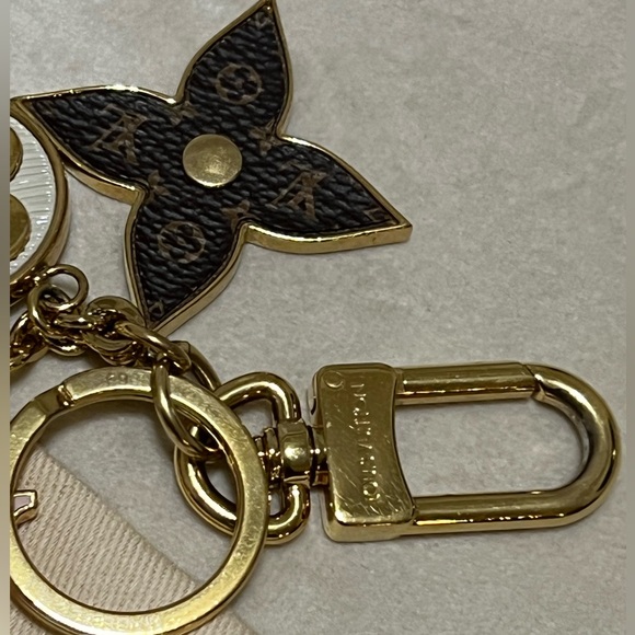Gold metal Louis Vuitton LV  Bag Charm & Key Holder - Picture 6 of 13